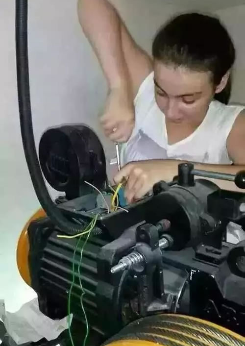 修電梯的美女